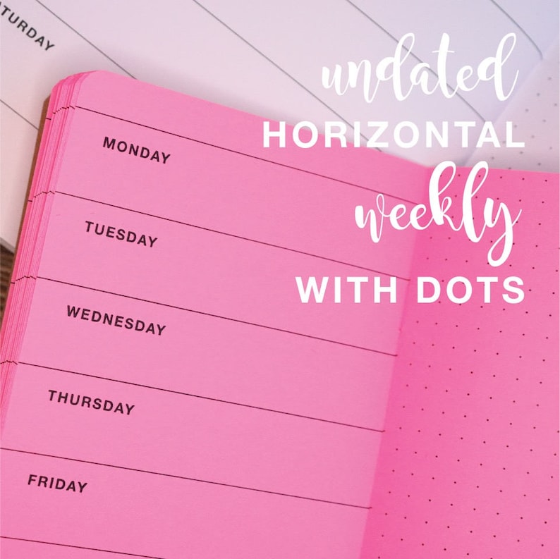 Puede incluir: Planificador semanal horizontal sin fecha rosa con puntos. El planificador tiene una cubierta rosa y est&aacute; abierto para mostrar los d&iacute;as de la semana: lunes, martes, mi&eacute;rcoles, jueves y viernes.