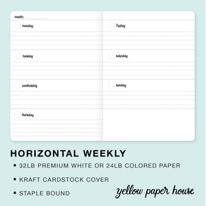 K&ouml;nnte beinhalten: Ein horizontaler Wochenplaner mit einem hellblauen Umschlag. Der Planer hat einen Bereich f&uuml;r jeden Tag der Woche mit Platz zum Schreiben von Notizen und Terminen. Der Planer ist aus 32lb Premium-Wei&szlig;papier oder 24lb farbigem Papier, einem Kraft-Kartonumschlag gefertigt und geheftet. Der Text "yellow paper house" ist auf dem Umschlag gedruckt.