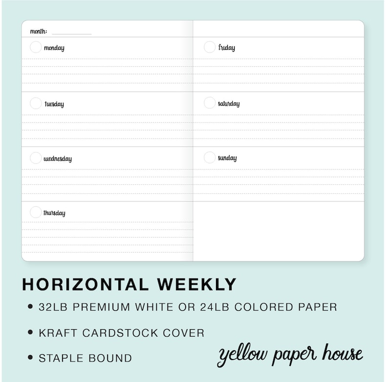 K&ouml;nnte beinhalten: Ein horizontaler Wochenplaner mit einem hellblauen Umschlag. Der Planer hat einen Bereich f&uuml;r jeden Tag der Woche mit Platz zum Schreiben von Notizen und Terminen. Der Planer ist aus 32lb Premium-Wei&szlig;papier oder 24lb farbigem Papier, einem Kraft-Kartonumschlag gefertigt und geheftet. Der Text "yellow paper house" ist auf dem Umschlag gedruckt.
