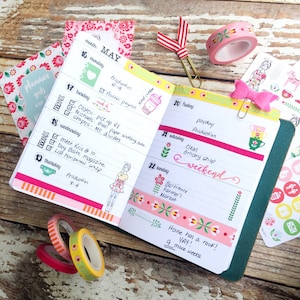 K&ouml;nnte beinhalten: Ein Wochenplaner mit rosa-gr&uuml;nem Einband. Der Planer ist f&uuml;r den Monat Mai ge&ouml;ffnet und enth&auml;lt mehrere handschriftliche Termine und Aufgaben. Der Planer ist mit Washi-Tape, Stickern und Zeichnungen verziert.
