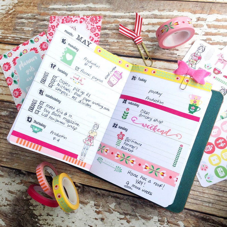 K&ouml;nnte beinhalten: Ein Wochenplaner mit rosa-gr&uuml;nem Einband. Der Planer ist f&uuml;r den Monat Mai ge&ouml;ffnet und enth&auml;lt mehrere handschriftliche Termine und Aufgaben. Der Planer ist mit Washi-Tape, Stickern und Zeichnungen verziert.
