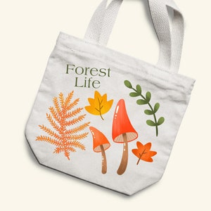 Puede incluir: Bolsa de tela blanca con el texto "Forest Life" impreso en la parte delantera. La bolsa presenta un dise&ntilde;o de setas naranja y rojas, hojas verdes y hojas de helecho naranja.