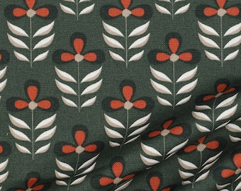 Op de afbeelding: Een groene stof met een herhalend patroon van gestileerde rode bloemen en witte bladeren.