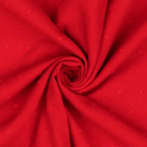 Könnte beinhalten: Roter Stoff mit einer dezenten, gepunkteten Textur. Der Stoff ist weich und hat einen leichten Glanz.