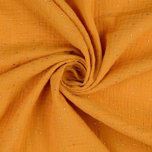 Könnte beinhalten: Nahaufnahme eines senfgelben Stoffes mit subtilem Schimmer. Der Stoff hat eine geknitterte Textur und ist mit winzigen silbernen Pailletten besetzt.