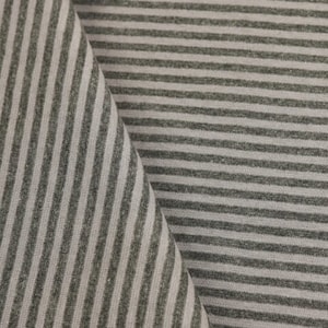 Op de afbeelding: Close-up van een gestreepte stof met afwisselende lichtroze en donkergrijze strepen. De stof is zacht en heeft een subtiele textuur.