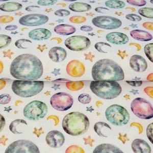 Könnte beinhalten: Weißer Stoff mit einem sich wiederholenden Muster aus bunten Aquarellplaneten, Sternen und Mondsicheln.