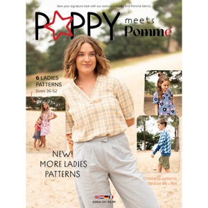 Könnte beinhalten: Ein Magazincover mit dem Text "POPPY meets Pomme" in roten und schwarzen Buchstaben. Das Cover zeigt eine Frau, die ein gelb-weiß kariertes Hemd und eine hellblaue Hose trägt. Das Magazincover zeigt auch den Text "6 LADIES PATTERNS Sizes 36-52" und "NEW! MORE LADIES PATTERNS". Das Cover zeigt auch ein Kind, das ein blau-weiß gestreiftes Hemd trägt, und ein Kind, das ein Blumenkleid trägt.