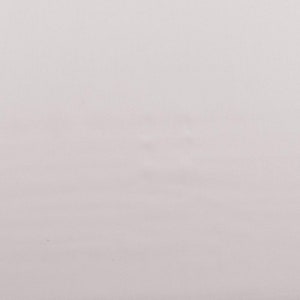 Könnte beinhalten: Ein schlichter weißer Hintergrund mit einer dezenten Textur.