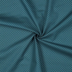Op de afbeelding: Teal stof met een wit stippenpatroon. De stof is gevouwen en heeft textuur.