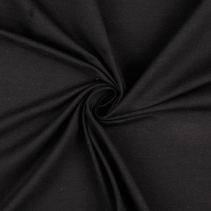 Könnte beinhalten: Schwarzer Stoff mit glatter Textur. Der Stoff ist gefaltet und drapiert und zeigt seine weiche und geschmeidige Beschaffenheit.