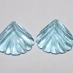 以下が含まれることがあります： 薄い青色の、彫刻された、涙の形をした宝石が2つ