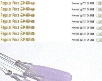 Puede incluir: Un conjunto de cuatro señuelos de pesca de color morado con un anzuelo plateado y un giratorio plateado. Los señuelos están hechos de plástico blando y tienen una textura acanalada. Los señuelos están dispuestos en una pila sobre un fondo blanco. El texto "Regular Price $34.00 USD" y "Powered by ETSY ON SALE" es visible en el fondo.