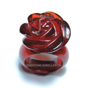 1 stuk aantrekkelijke rode kwarts handgesneden roos bloemvormige enkele edelsteen gemaakte ring/liefdesring/rood gesneden edelsteen ring/sieraden.