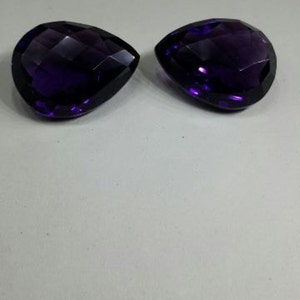 Pode incluir: Duas gotas de pedra preciosa de ametista de cor p&uacute;rpura profunda, cortadas em forma de l&aacute;grima facetada.