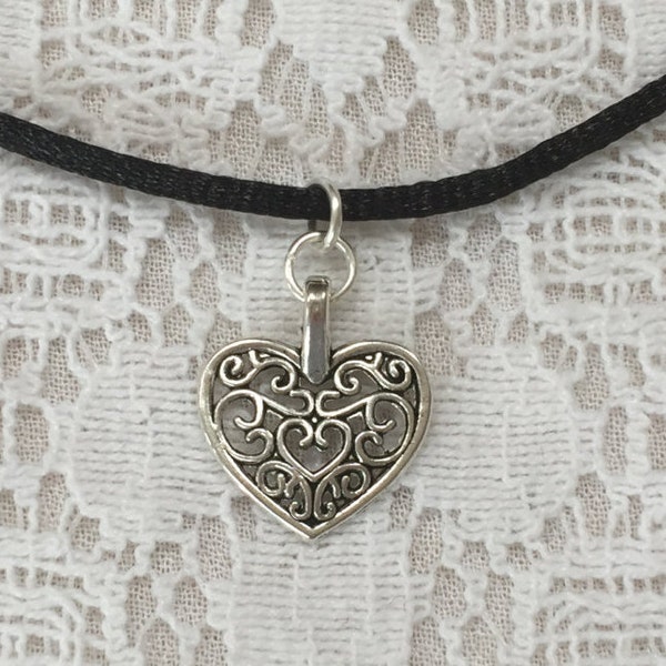 Collana girocollo con cuore in pizzo argentato - Collana girocollo con cordino nero anni '90