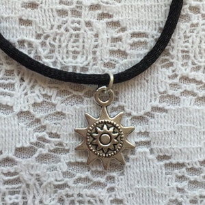 Collana girocollo sole Collana girocollo oro / argento girasole anni '90 su cordoncino nero immagine 10