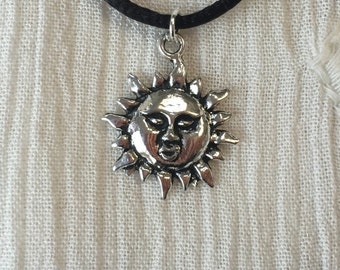 Collana girocollo Sunface Collana girocollo Sunface in argento o oro anni '90 su cordoncino nero
