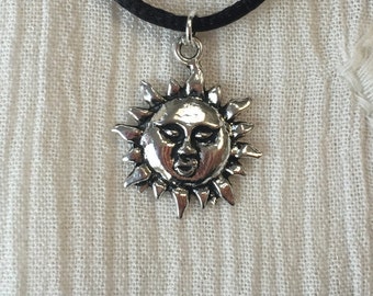Collier ras de cou Sunface : style années 90, cordon noir