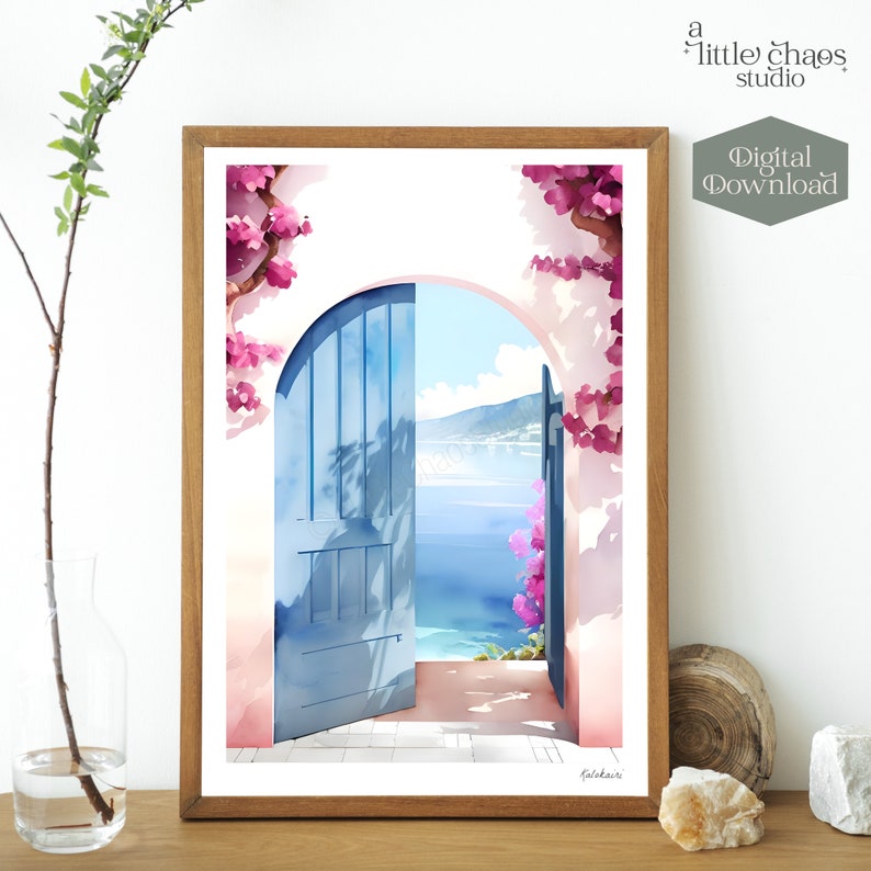 K&ouml;nnte beinhalten: Aquarelldruck einer blauen T&uuml;r, die sich zu einer Meereslandschaft &ouml;ffnet, gerahmt in einem Holzrahmen. Rosa Bl&uuml;ten schm&uuml;cken den Bogen. Die Worte "a little chaos studio" und "Digital Download" sind sichtbar.