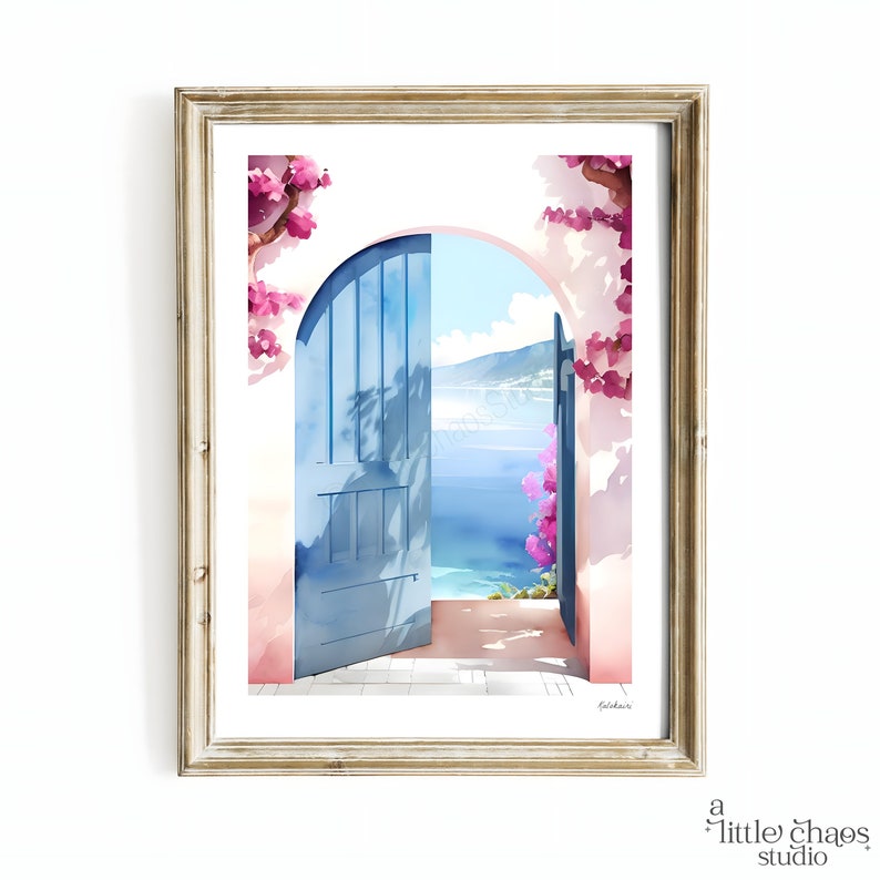 K&ouml;nnte beinhalten: Aquarelldruck einer blauen T&uuml;r, die sich zu einer K&uuml;stenlandschaft &ouml;ffnet. Die T&uuml;r wird von rosa bl&uuml;henden Weinreben umrahmt und befindet sich in einer wei&szlig;en Wand. Das Kunstwerk ist in einem goldenen Rahmen und tr&auml;gt den Text "a little chaos studio".