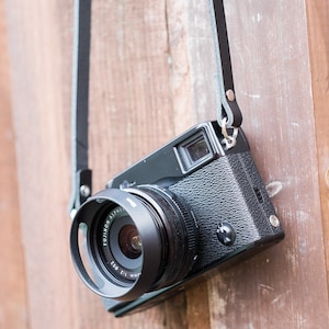 Tracolla in pelle per fotocamera in nero per fotocamere mirrorless. Kamera Gurt Leder / Tracolla per fotocamera / Fotocamera a pellicola, tracolla corta in pelle per fotocamera