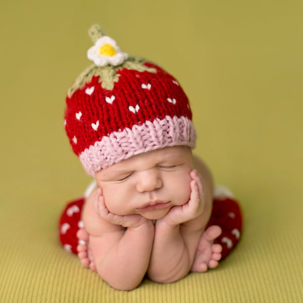 Ensemble chapeau et pantalon fraises tricoté main pour nouveau-né en rouge avec fleur blanche, accessoire de photographie et cadeau