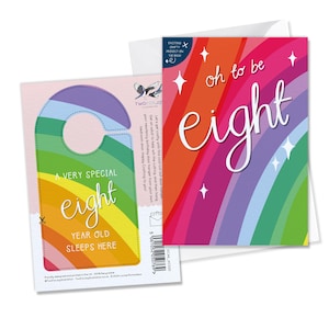 Carte d'anniversaire de huit ans aux couleurs vives de l'arc-en-ciel avec une activité créative découpée