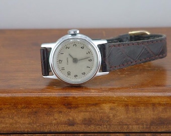 Pre-Owned Women’s Vintage Timex Hand Wind Leather Band Dress Watch