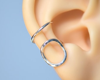Aro circular orgánico con forma de concha: pendiente en espiral de plata de ley reciclada, perforación frontal.