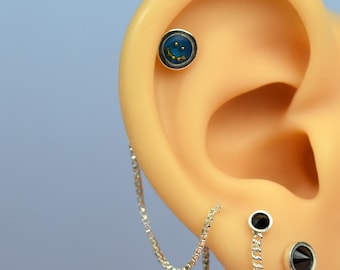 Pendiente de rosca Helix con carita sonriente: Pendiente de cadena doble de plata de ley reciclada.