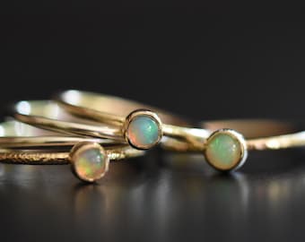 Conjunto de anillos apilables Welo Opal: 5 bandas texturizadas, oro macizo de 9 quilates y plata de ley.