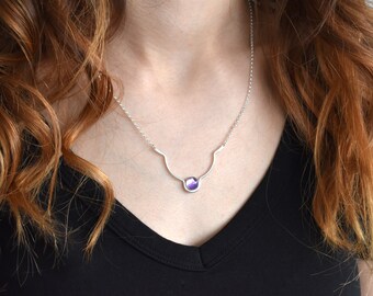 Collar de arco abierto: colgante minimalista de plata de ley con piedra preciosa.