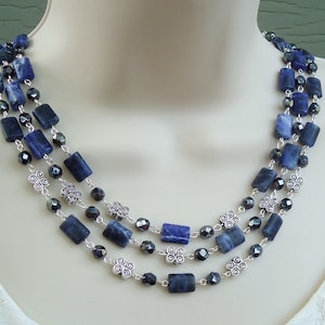 Blauwe lapis edelsteen drievoudige ketting, bungeloorbellen, sieradenset, zwart kristal, goud, zilver, bruids, marineblauw, cadeau, handgemaakt