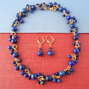 Blauwe lapis edelstenen clusterketting, bungeloorbellen, sieradenset, goud, zilver, bruids, statement, marineblauw, choker, cadeau, handgemaakt
