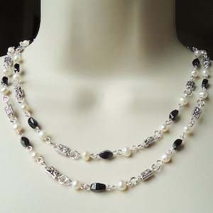 Collar largo, piedra de ónix negro, perla blanca, metal, plata, lazo, declaración, doble hebra, capas, novia, regalo, hecho a mano.