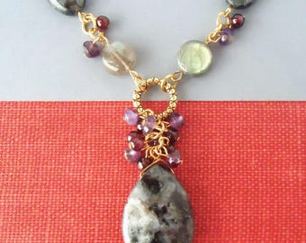 Collar con colgante de labradorita y granate: gargantilla nupcial llamativa, hecha a mano.