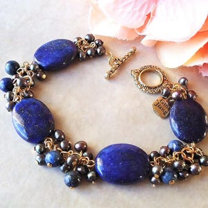 Blau Lapis Stein Cluster Armband Pfau Perlen Toggle Gold Perlenarbeit Erklärung Mütter Chunky Edelstein Geschenk handgemacht