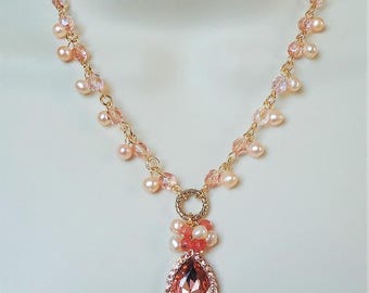 Collar con colgante de cristal en oro rosa empolvado: perlas de agua dulce, joyería llamativa con diamantes de imitación rosas, hecha a mano.