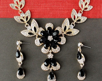 Set di gioielli in cristallo Swarovski nero: collana con ciondolo floreale dorato e orecchini pendenti, strass vistosi, fatti a mano