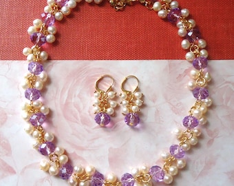 Set di gioielli con strass di cristallo color lavanda: collana di perle e orecchini viola, gioielli da sposa di grande effetto, realizzati a mano.