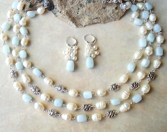 Set di gioielli con acquamarina e perle d'acqua dolce: orecchini pendenti con pietre preziose, collana da sposa di grande effetto, realizzati a mano.