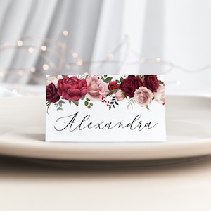 Marques-places à fleurs bordeaux, Cartes de visite personnalisées pour mariage, Noms de lieu de mariage simples, Cartes de visite pliées, Carte de visite rouge et rose
