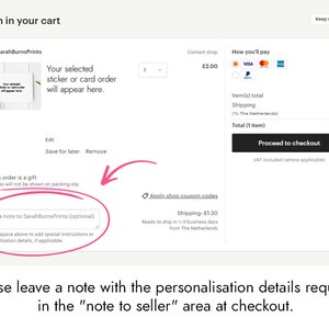 Pu&ograve; includere: Uno screenshot di una pagina di checkout di un negozio Etsy che mostra un singolo articolo nel carrello. L'articolo &egrave; un ordine di adesivi o biglietti. La pagina include opzioni per aggiungere una nota al venditore, contrassegnare l'ordine come regalo e applicare un codice coupon del negozio. Il costo totale dell'ordine &egrave; di &pound; 3,30. Il pulsante di checkout dice "Procedi al checkout".