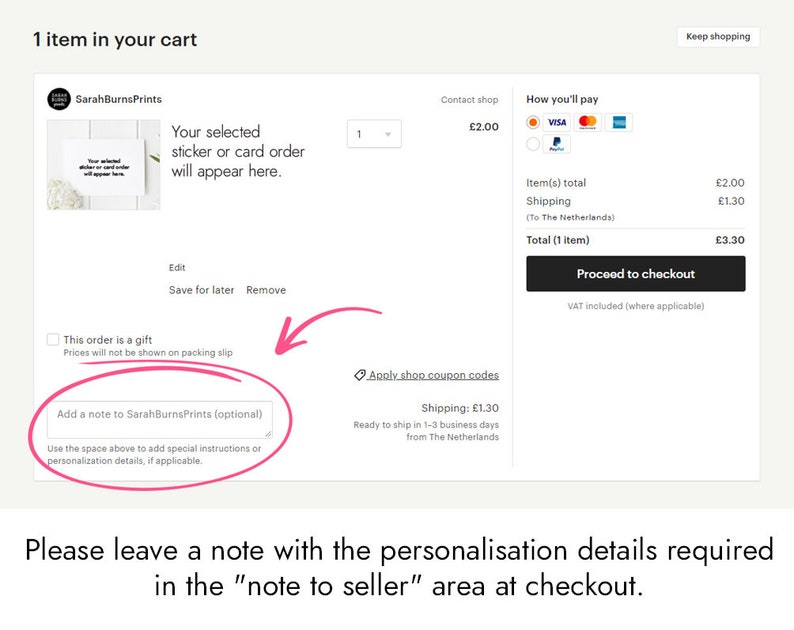 Pu&ograve; includere: Uno screenshot di una pagina di checkout di un negozio Etsy che mostra un singolo articolo nel carrello. L'articolo &egrave; un ordine di adesivi o biglietti. La pagina include opzioni per aggiungere una nota al venditore, contrassegnare l'ordine come regalo e applicare un codice coupon del negozio. Il costo totale dell'ordine &egrave; di &pound; 3,30. Il pulsante di checkout dice "Procedi al checkout".