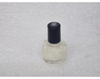 Esmalte de uñas Maybelline Salon Finish Snow Perle 908 Blanco brillante vintage
