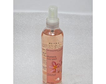 Spray corporal con fragancia Pleasures Plumeria de Bath & Body Works, 8 oz