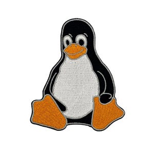 Könnte beinhalten: Gestickter Aufnäher mit Tux, dem Linux-Pinguin-Maskottchen. Der Aufnäher hat einen schwarzen Körper, einen weißen Bauch und orangefarbene Füße und einen Schnabel. Der Pinguin sitzt mit ausgestreckten Beinen und Armen an den Seiten. Der Aufnäher ist zum Aufbügeln oder Aufnähen.