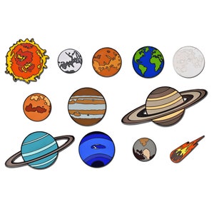 Op de afbeelding: Een verzameling kleurrijke, cartoonachtige illustraties van planeten en hemellichamen. Bevat de zon, de aarde, de maan en andere planeten met ringen en diverse oppervlakte details. Er is ook een vurige komeet aanwezig.