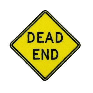 Könnte beinhalten: Gelbes rautenförmiges Abzeichen mit schwarzem Rand und den Worten "DEAD END" in fetten schwarzen Buchstaben. Das Abzeichen hat ein strukturiertes Aussehen, das gesticktem Stoff ähnelt.